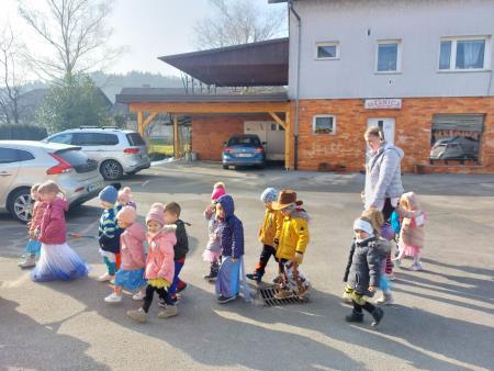 Obisk maskar na obicini, foto L Uhan (1)